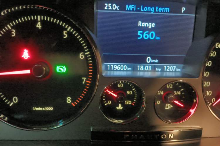 Used Volkswagen Phaeton 2012 3.0L Business Edition Odometer Close Up