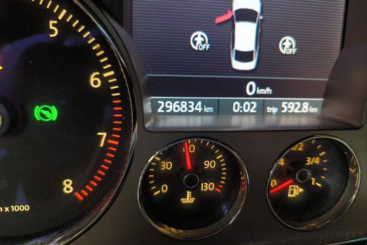 Used Volkswagen Phaeton 2012 3.0L Business Edition Odometer Close Up