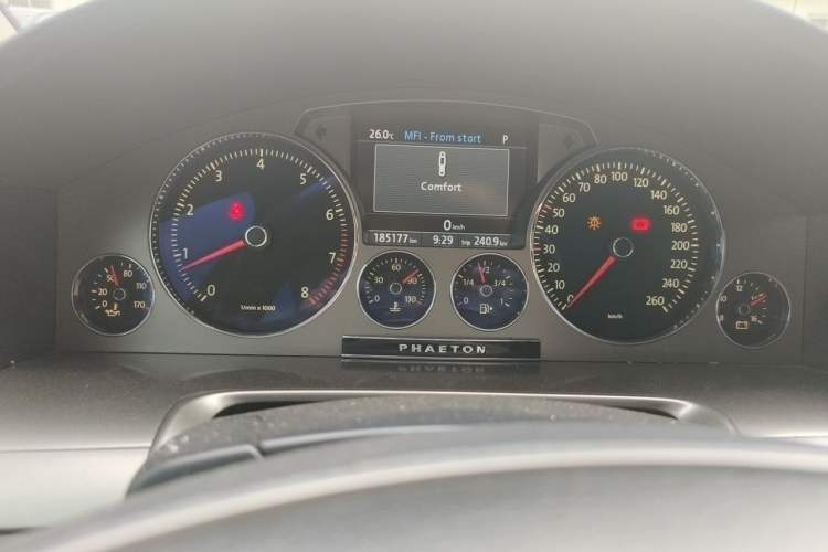 Used Volkswagen Phaeton 2012 3.6L Deluxe Custom Edition Odometer Close Up