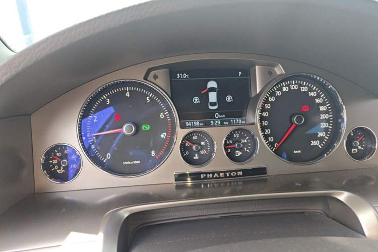 Used Volkswagen Phaeton 2012 3.0L Business Edition Odometer Close Up