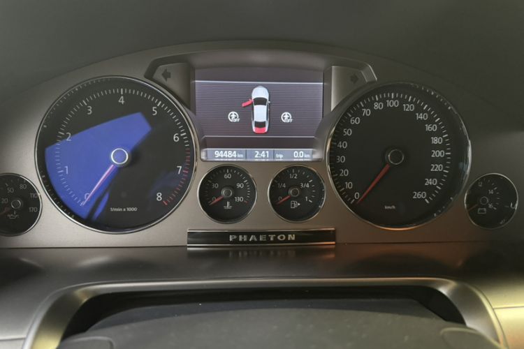 Used Volkswagen Phaeton 2012 3.0L Business Edition Odometer Close Up