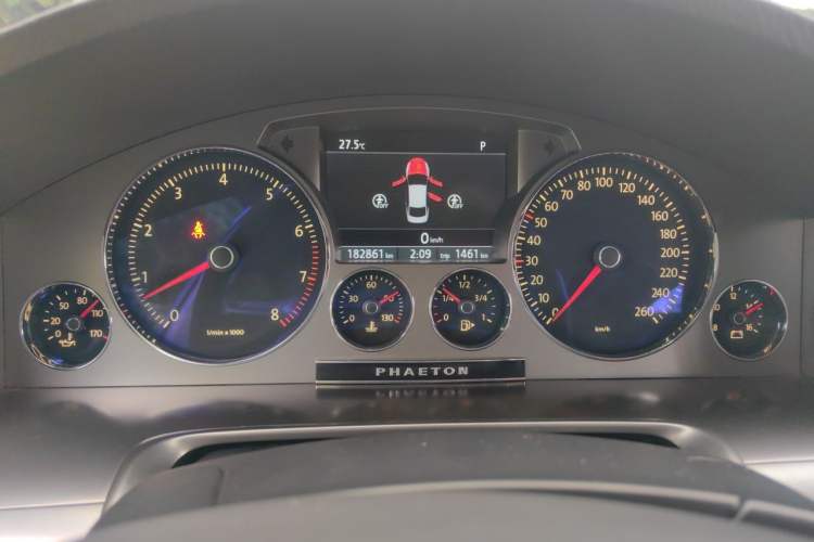 Used Volkswagen Phaeton 2012 3.6L Deluxe Custom Edition Odometer Close Up