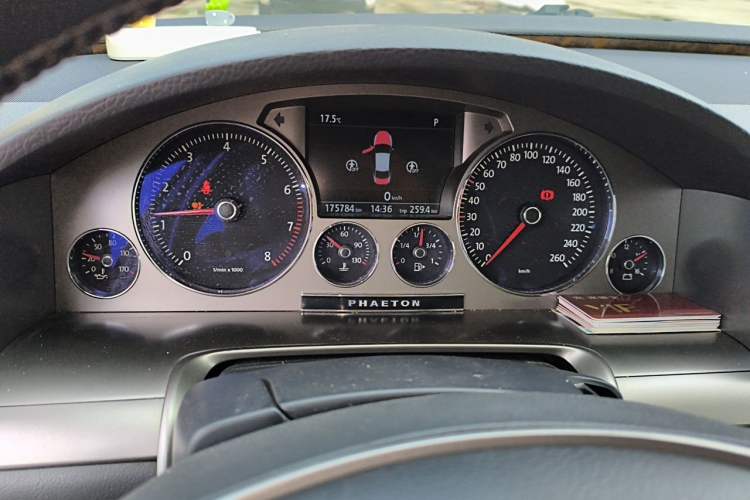 Used Volkswagen Phaeton 2012 3.0L Elite Custom Edition Odometer Close Up