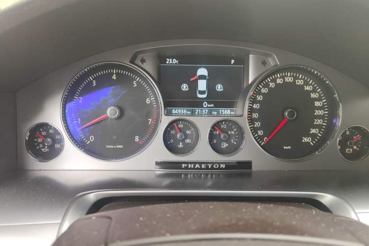 Used Volkswagen Phaeton 2012 3.0L Business Edition Odometer Close Up