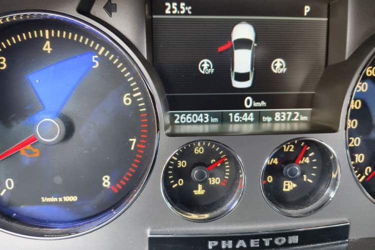 Used Volkswagen Phaeton 2012 3.0L Business Edition Odometer Close Up