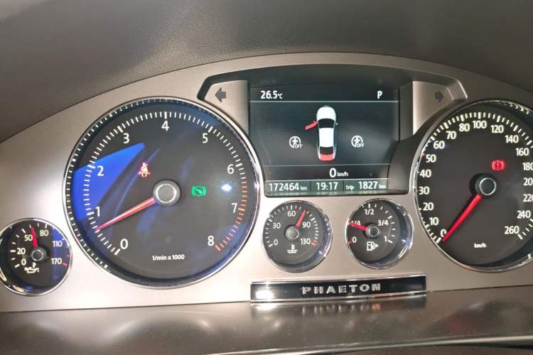 Used Volkswagen Phaeton 2012 3.0L Business Edition Odometer Close Up