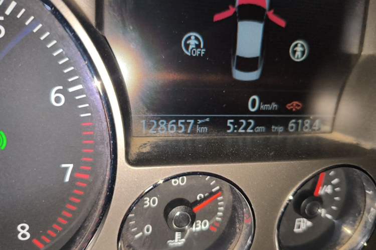 Used Volkswagen Phaeton 2012 3.0L Business Edition Odometer Close Up