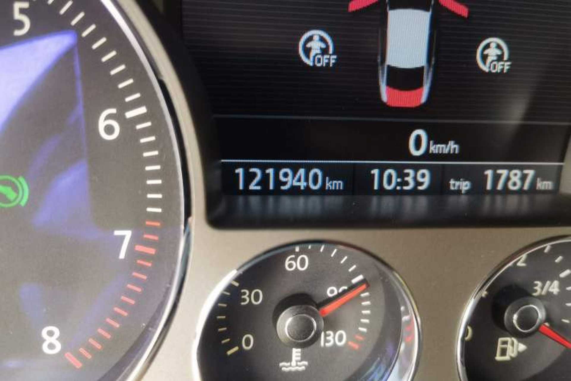 Used Volkswagen Phaeton 2012 4.2L Luxury Custom Edition Odometer Close Up