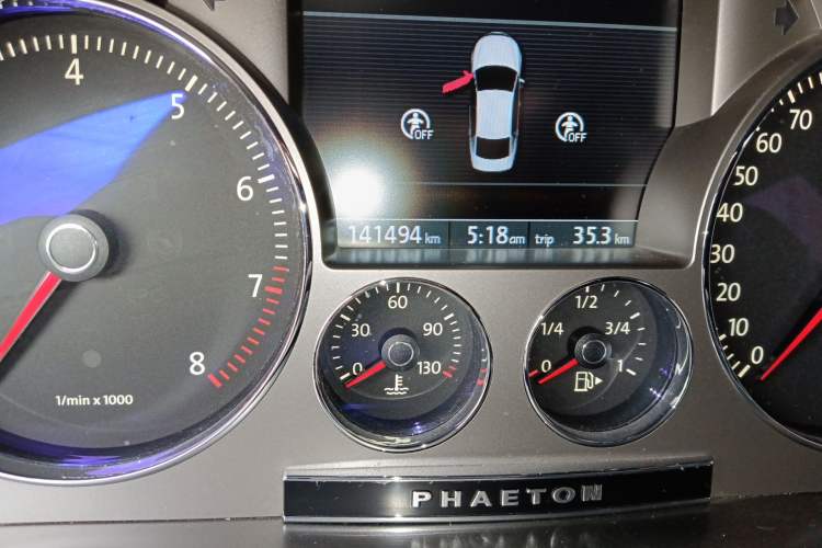 Used Volkswagen Phaeton 2012 4.2L Luxury Custom Edition Odometer Close Up