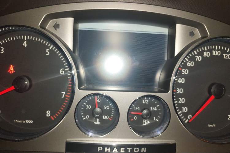 Used Volkswagen Phaeton 2012 3.0L Business Edition Odometer Close Up