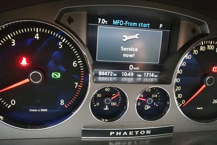 Used Volkswagen Phaeton 2012 3.6L Deluxe Custom Edition Odometer Close Up