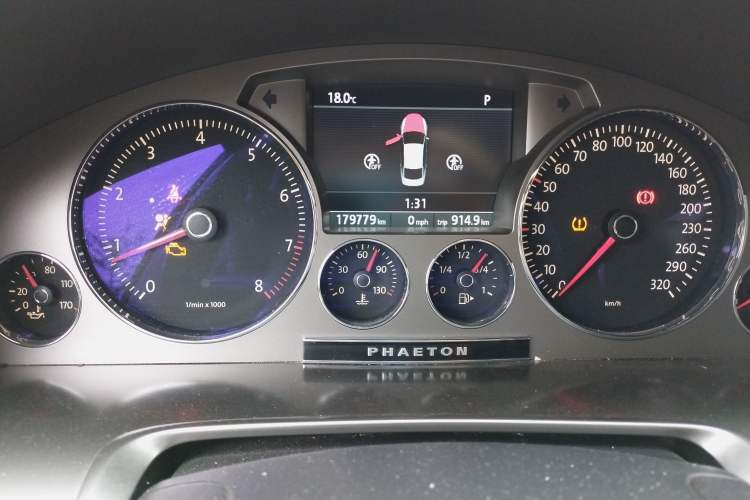 Used Volkswagen Phaeton 2012 4.2L Luxury Custom Edition Odometer Close Up