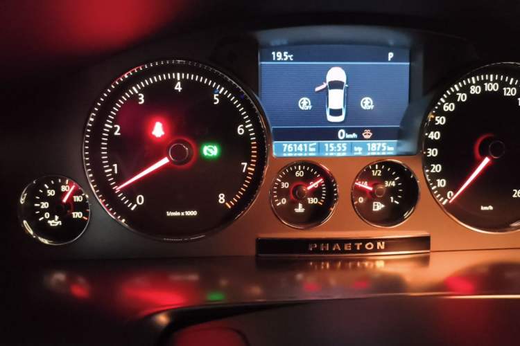 Used Volkswagen Phaeton 2012 3.6L Deluxe Custom Edition Odometer Close Up