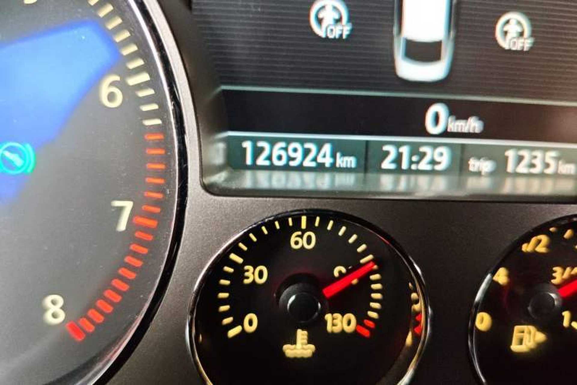 Used Volkswagen Phaeton 2012 3.0L Business Edition Odometer Close Up
