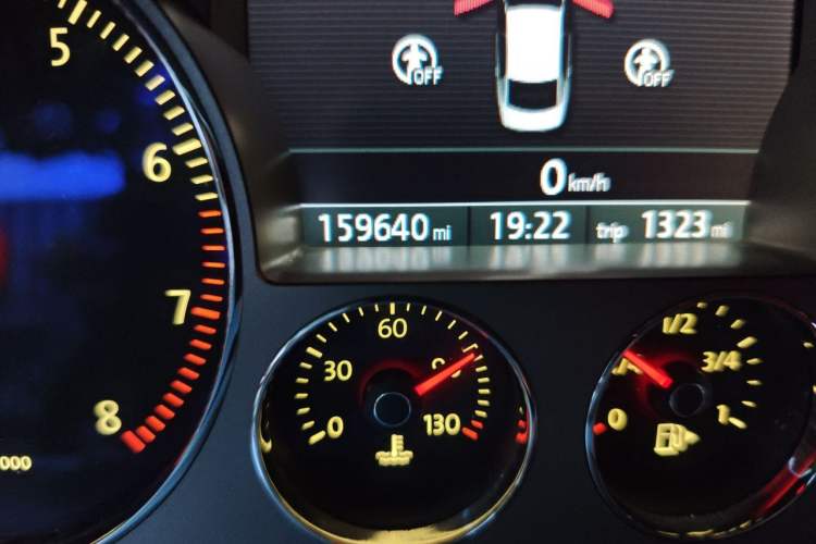 Used Volkswagen Phaeton 2012 3.0L Business Edition Odometer Close Up