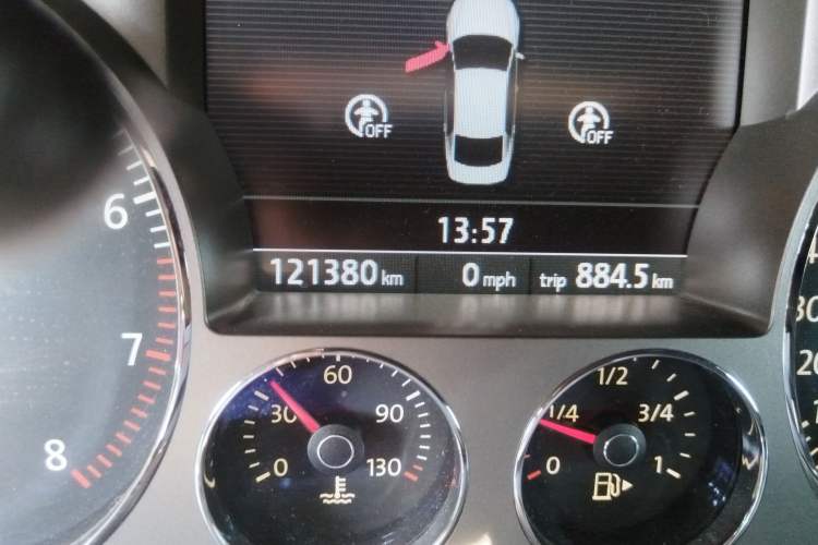 Used Volkswagen Phaeton 2012 3.0L Business Edition Odometer Close Up