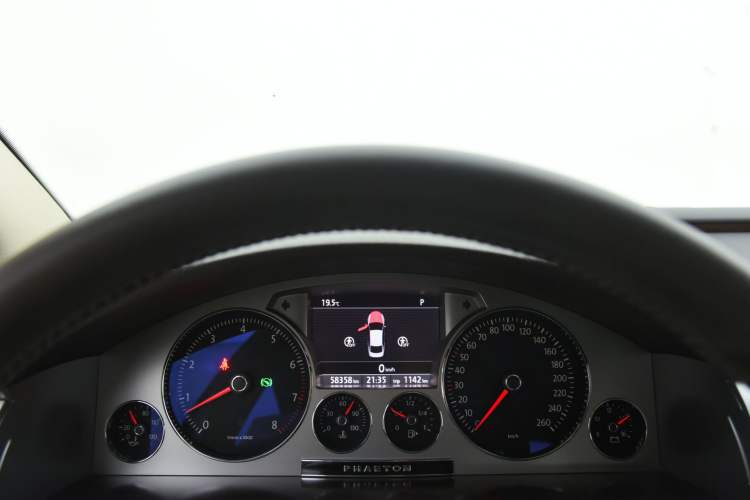 Used Volkswagen Phaeton 2012 3.0L Business Edition Odometer Close Up