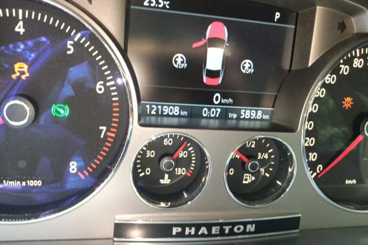 Used Volkswagen Phaeton 2012 3.0L Business Edition Odometer Close Up