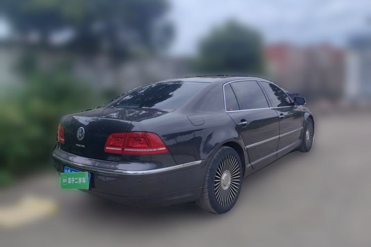 Used Volkswagen Phaeton 2012 3.6L Deluxe Custom Edition Rear Right 45 Deg