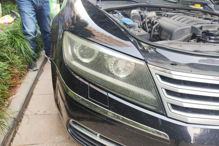Used Volkswagen Phaeton 2012 3.0L Elite Custom Edition Right Front Headlight