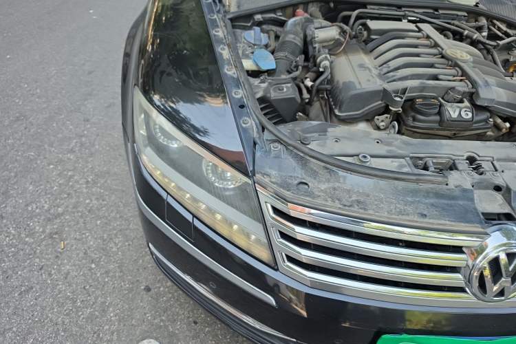 Used Volkswagen Phaeton 2012 3.0L Elite Custom Edition Right Front Headlight