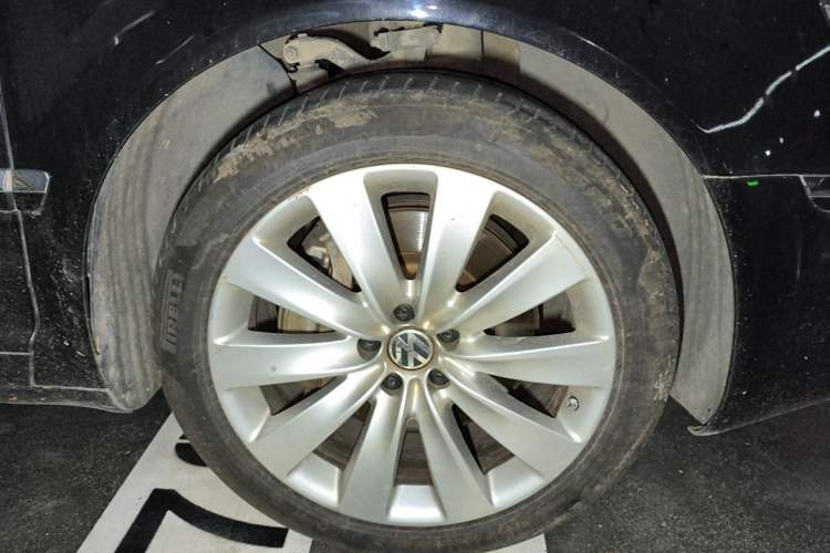 Used Volkswagen Phaeton 2012 3.6L Deluxe Custom Edition Right Front Wheel Hub