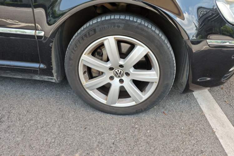 Used Volkswagen Phaeton 2012 3.0L Executive Version Right Front Wheel Hub