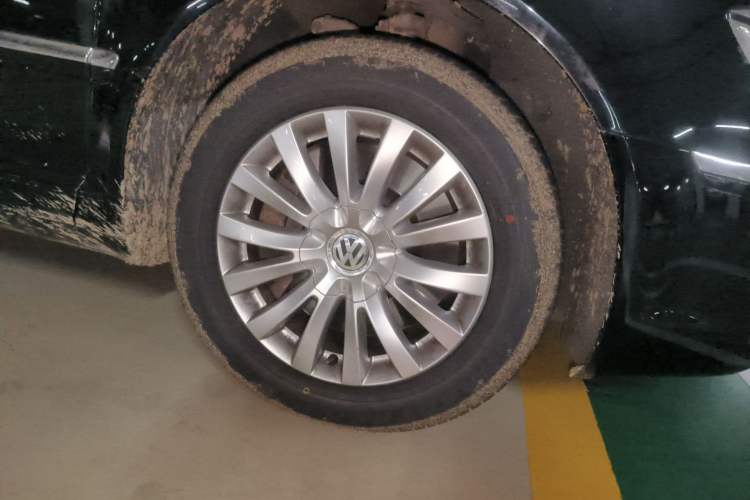 Used Volkswagen Phaeton 2012 3.0L Business Edition Right Front Wheel Hub