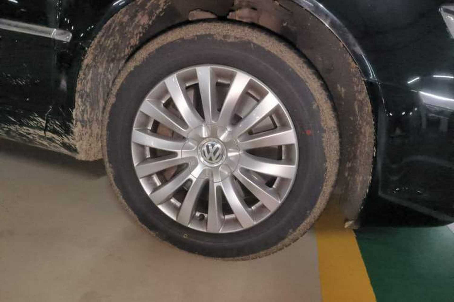 Used Volkswagen Phaeton 2012 3.0L Business Edition Right Front Wheel Hub