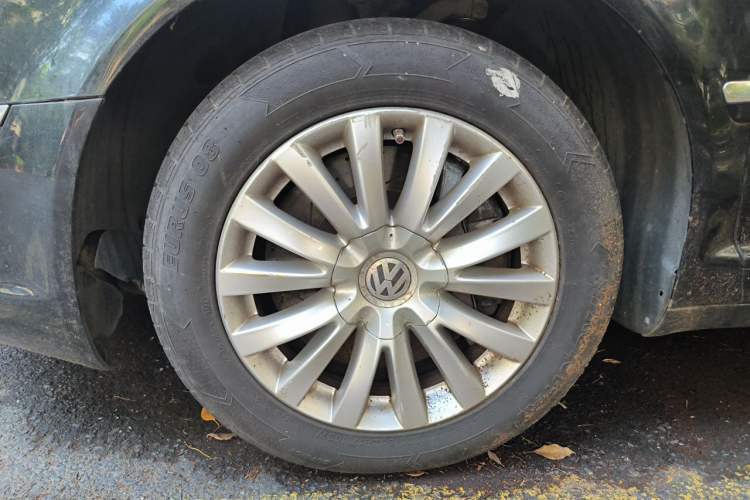 Used Volkswagen Phaeton 2012 3.0L Business Edition Right Front Wheel Hub