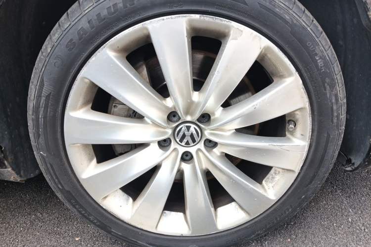 Used Volkswagen Phaeton 2012 4.2L Luxury Custom Edition Right Front Wheel Hub