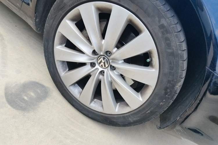 Used Volkswagen Phaeton 2012 3.6L Deluxe Custom Edition Right Front Wheel Hub
