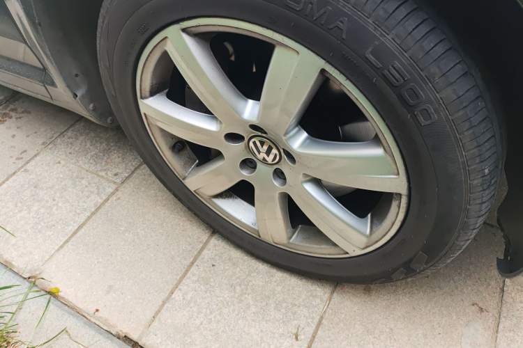 Used Volkswagen Phaeton 2012 3.0L Elite Custom Edition Right Front Wheel Hub