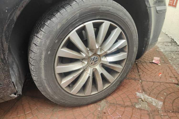 Used Volkswagen Phaeton 2012 3.0L Business Edition Right Front Wheel Hub