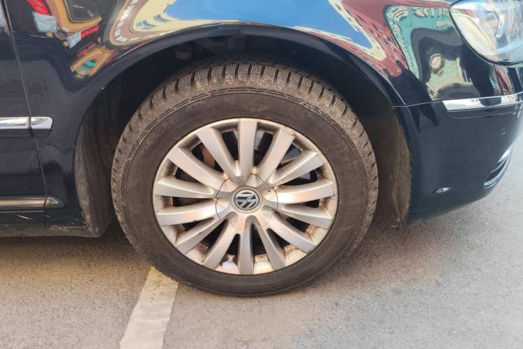 Used Volkswagen Phaeton 2012 3.0L Business Edition Right Front Wheel Hub