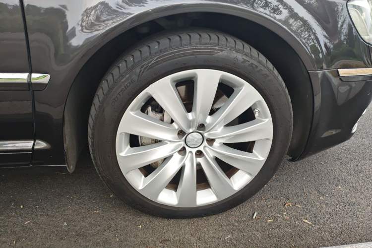 Used Volkswagen Phaeton 2012 3.0L Business Edition Right Front Wheel Hub