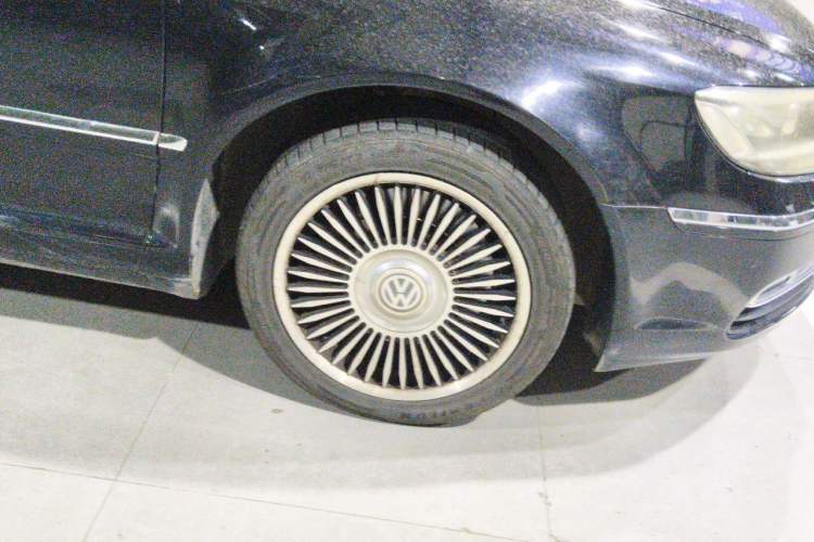 Used Volkswagen Phaeton 2012 3.0L Business Edition Right Front Wheel Hub