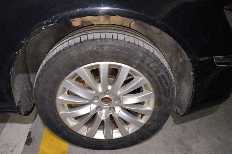 Used Volkswagen Phaeton 2012 3.0L Business Edition Right Front Wheel Hub
