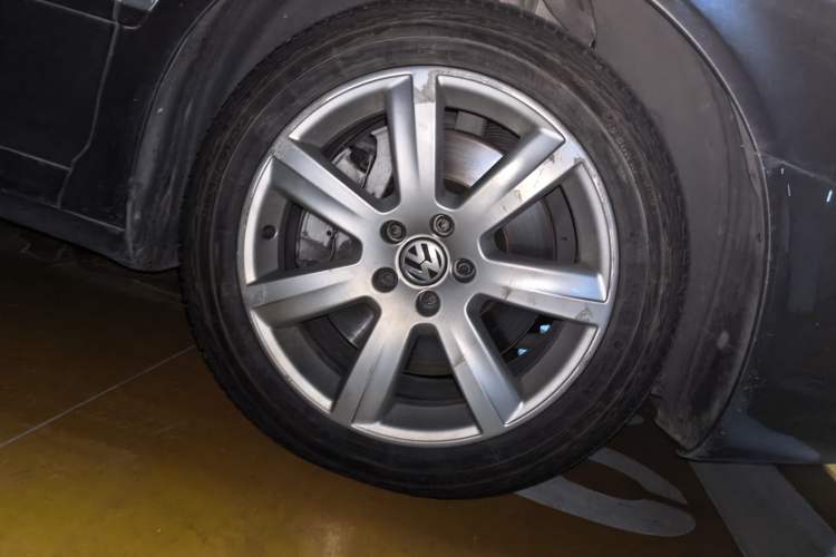 Used Volkswagen Phaeton 2012 3.0L Executive Version Right Front Wheel Hub