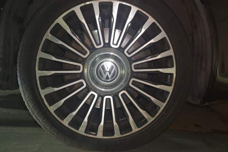 Used Volkswagen Phaeton 2012 3.0L Business Edition Right Front Wheel Hub