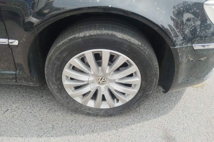 Used Volkswagen Phaeton 2012 3.0L Business Edition Right Front Wheel Hub