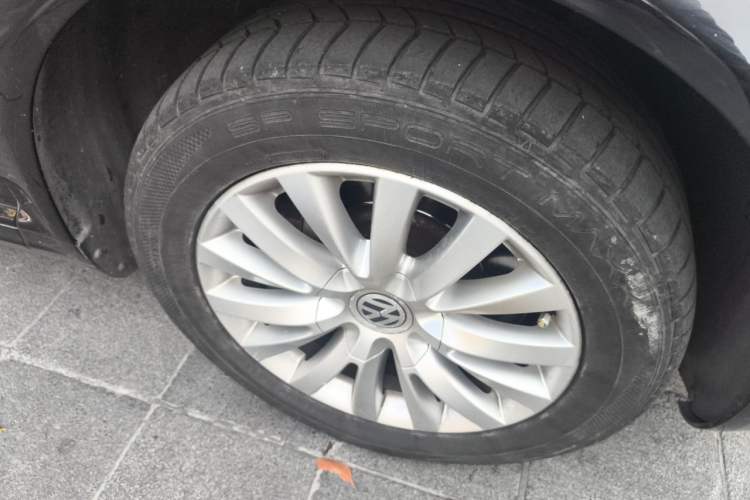 Used Volkswagen Phaeton 2012 3.0L Business Edition Right Front Wheel Hub