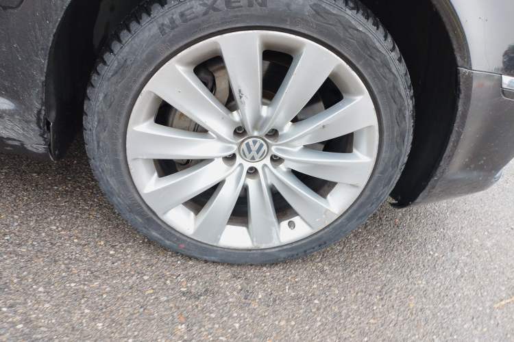 Used Volkswagen Phaeton 2012 4.2L Luxury Custom Edition Right Front Wheel Hub