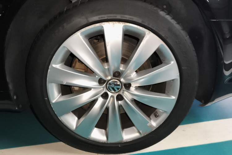 Used Volkswagen Phaeton 2012 3.6L Deluxe Custom Edition Right Front Wheel Hub