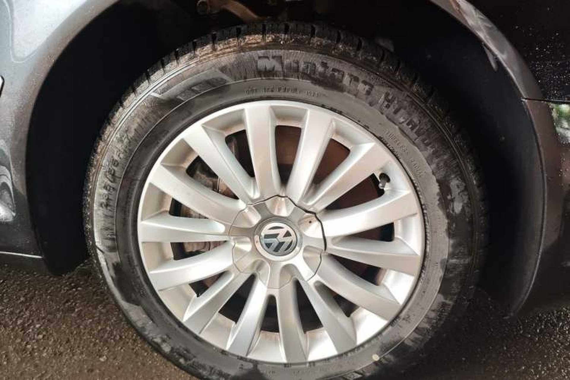 Used Volkswagen Phaeton 2012 3.0L Business Edition Right Front Wheel Hub