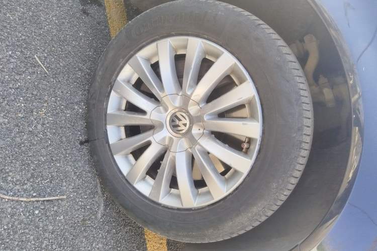 Used Volkswagen Phaeton 2012 3.0L Business Edition Right Front Wheel Hub