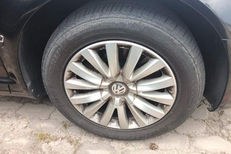 Used Volkswagen Phaeton 2012 3.0L Business Edition Right Front Wheel Hub