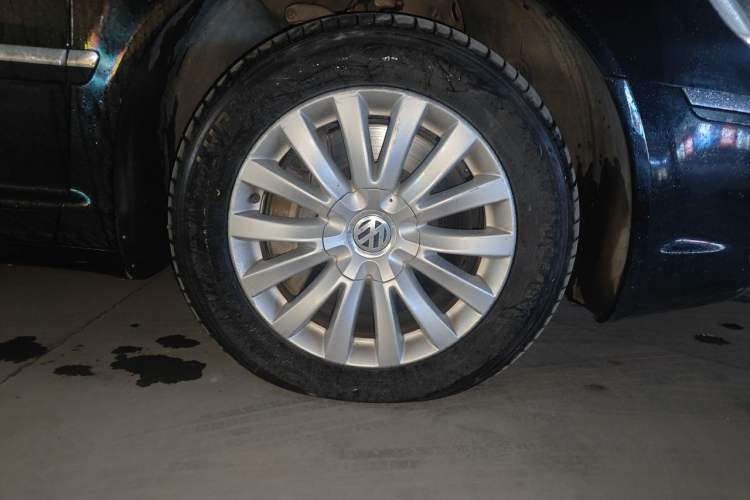 Used Volkswagen Phaeton 2012 3.0L Business Edition Right Front Wheel Hub