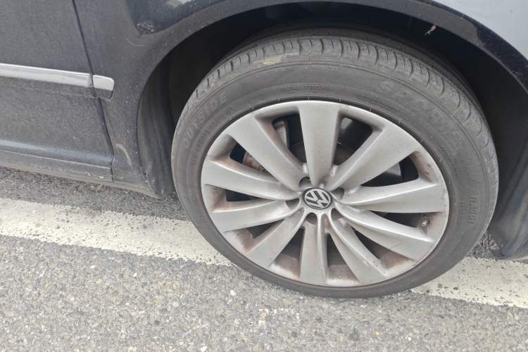 Used Volkswagen Phaeton 2012 3.6L Deluxe Custom Edition Right Front Wheel Hub