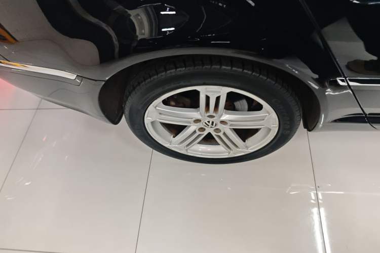 Used Volkswagen Phaeton 2012 3.0L Business Edition Right Rear Wheel Hub